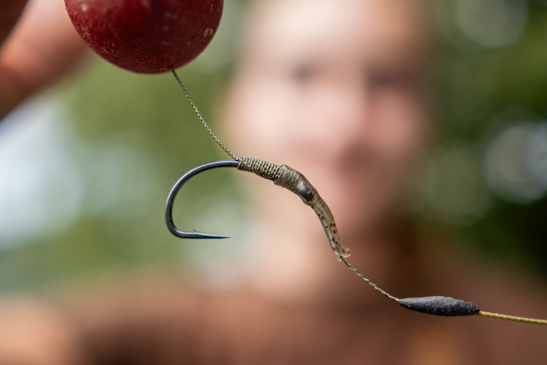 GIANTS FISHING Rovnátka na háček Line Aligner-Medium Camo 10ks