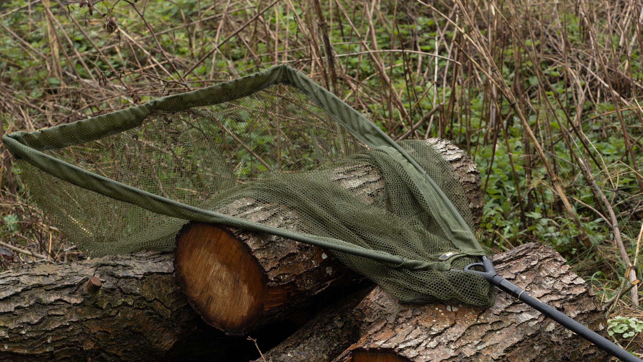 Wychwood kaprový podběrák Riot 42“ 6ft/180cm Landing Net 2 Piece Handle
