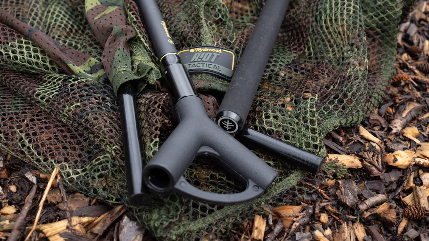 Wychwood kaprový podběrák Riot Tactical 42“ 6ft/180cm Landing Net 2pc Handle