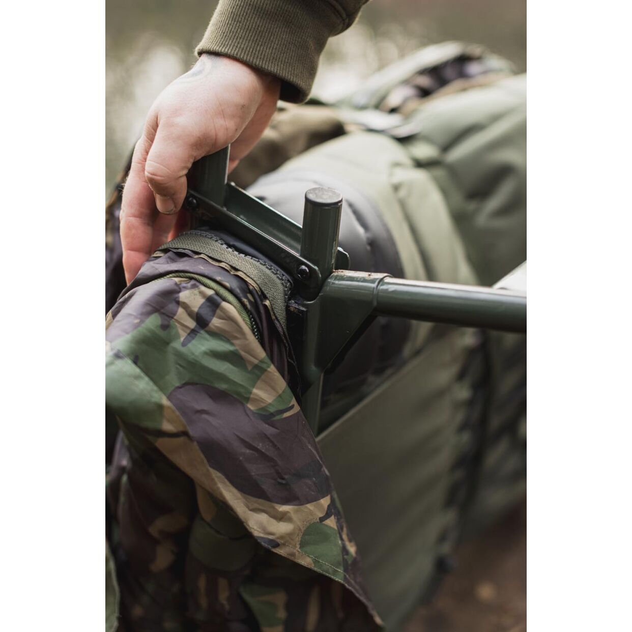 Wychwood Lehátko + spací pytel Riot Tactical Compact 6 Leg Sleep System