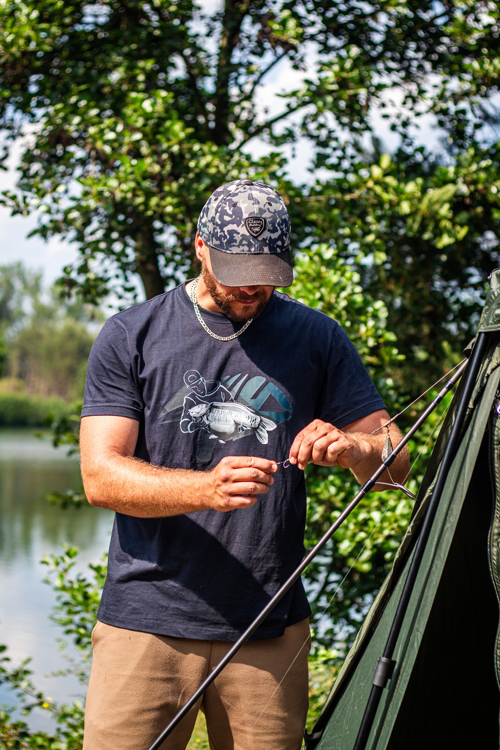 Giants fishing Tričko pánské modré Rybář s kaprem