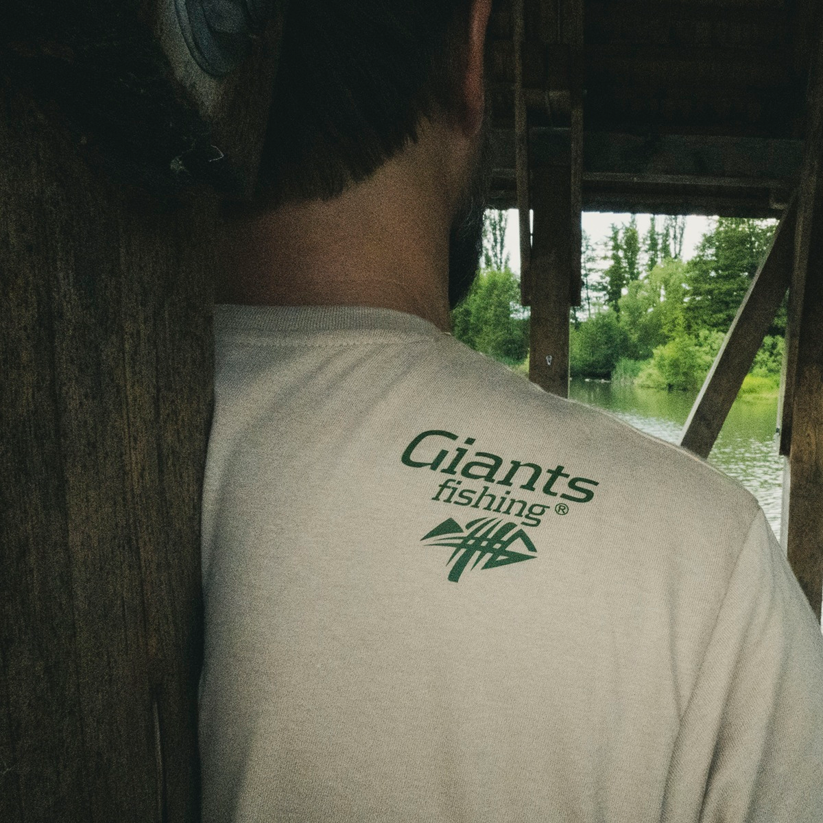 Giants fishing Tričko pánské béžové Rybář s kaprem
